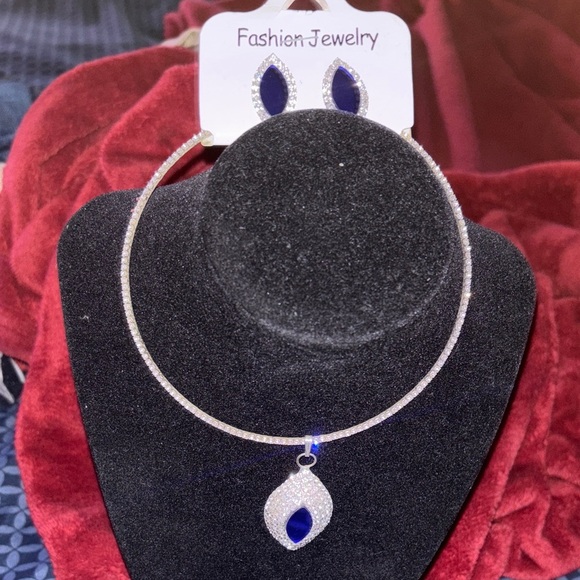 Elegant Silver and Blue Necklace Set - Picture 2 of 14